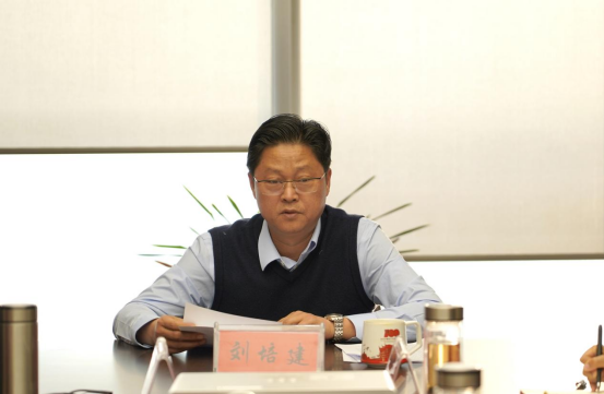 1230新聞稿-駐馬店市產(chǎn)業(yè)投資集團有限公司召開(kāi)學(xué)習貫徹落實(shí)黨的十九屆六中全會(huì )精神專(zhuān)題宣講報告會(huì )(2)412.png