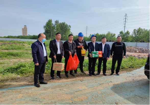 駐馬店市黃淮建設工程有限公司到各在建項目進(jìn)行節日慰問(wèn)269.png