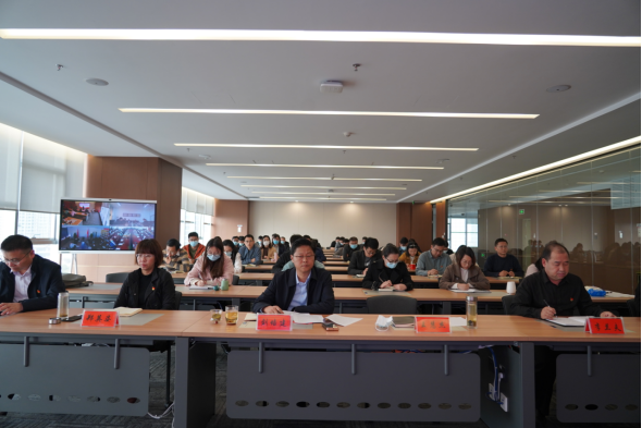 駐馬店市產(chǎn)業(yè)集團黨委組織召開(kāi)傳達學(xué)習貫徹黨的二十大精神會(huì )議(1)1631.png 駐馬店市產(chǎn)業(yè)集團黨委組織召開(kāi)傳達學(xué)習貫徹黨的二十大精神會(huì )議(1)1631.png