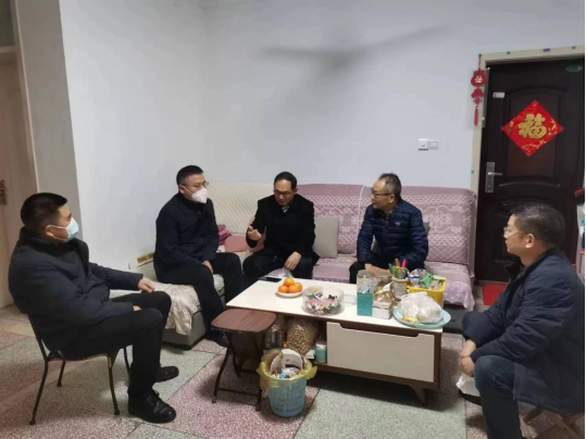 市產(chǎn)業(yè)集團2023年春節前夕走訪(fǎng)慰問(wèn)困難黨員和老黨員老干部477.png
