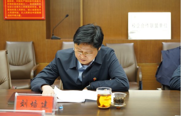 2.17駐馬店市產(chǎn)業(yè)投資集團有限公司召開(kāi)2022年度民主生活會(huì )(修改)273.png