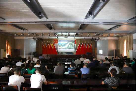 8.28市產(chǎn)業(yè)集團組織集中觀(guān)看民族團結主旋律電影《紅緣》734.png
