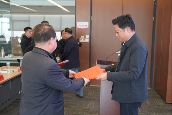 3.11市產(chǎn)業(yè)集團召開(kāi)2024年黨風(fēng)廉政建設工作會(huì )248.png